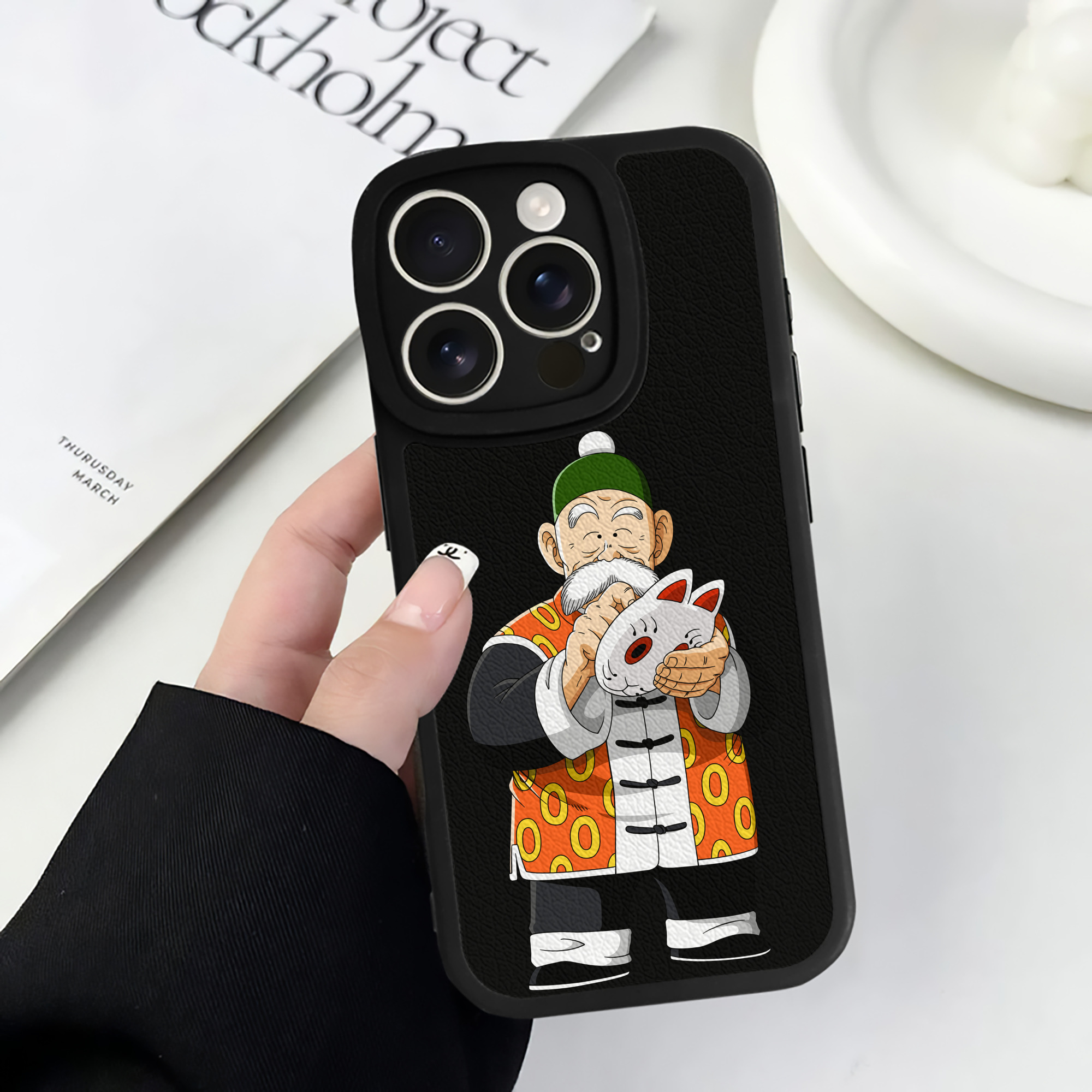 （画像用） ドラゴンボール 亀仙人（かめせんにん） DRAGON BALL Master Roshi Kame Sennin 【iPhone 16シリーズ対応】シリコンスマホケース（レザー調） 材質：シリコン